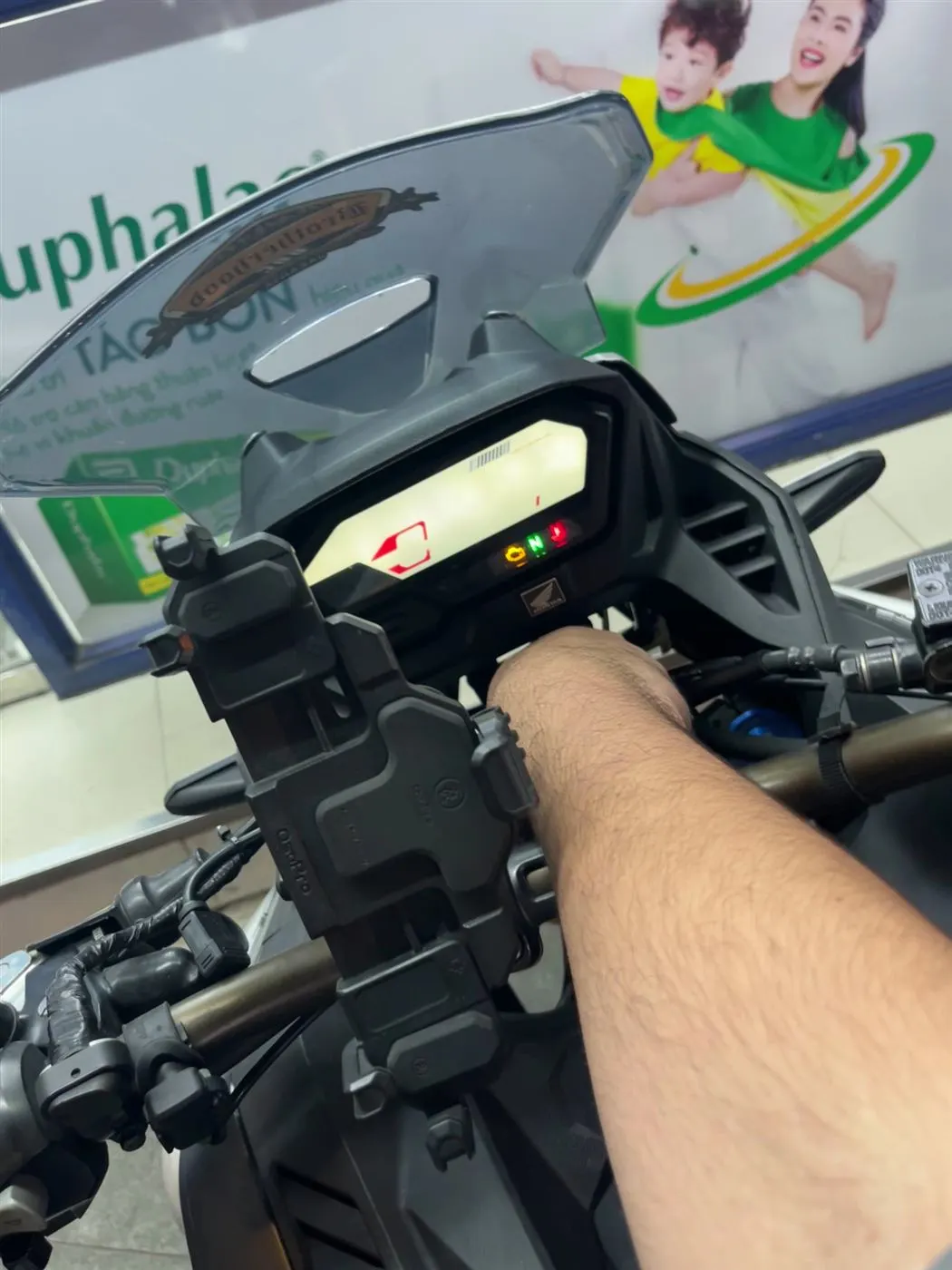 Honda CB500X cockpit